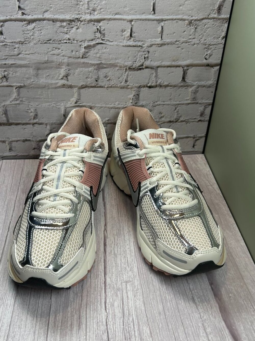 NIKE ZOOM VOMERO 5 (9.5) - Picture 3 of 15